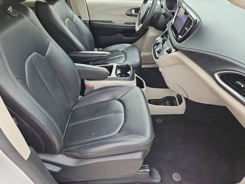 Used 2023 Chrysler Pacifica Touring-L FWD image 24