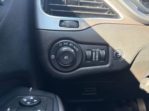 Used 2019 Jeep Cherokee Limited image 18