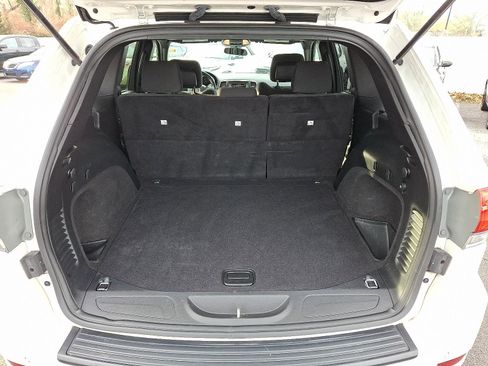 Used 2019 Jeep Grand Cherokee Laredo image 28