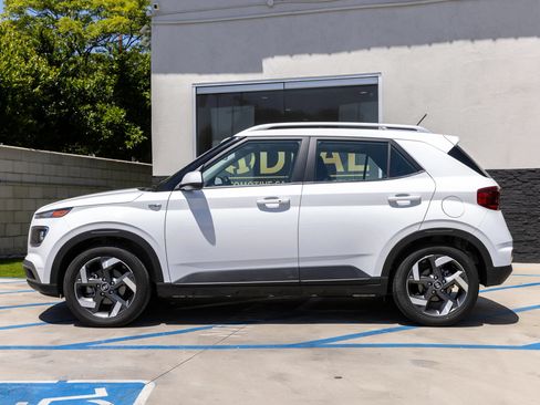 Used 2025 Hyundai Venue SEL FWD image 9
