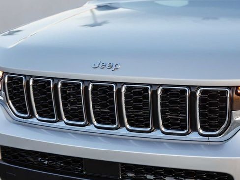 Used 2023 Jeep Grand Cherokee L Laredo image 6