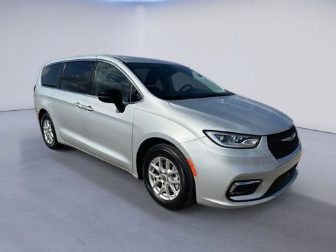 Used 2024 Chrysler Pacifica Touring-L image 12