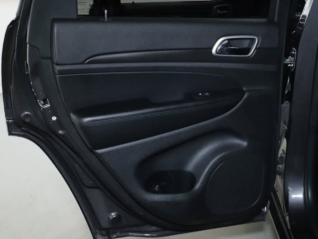 Used 2018 Jeep Grand Cherokee Altitude AWD/4WD image 13
