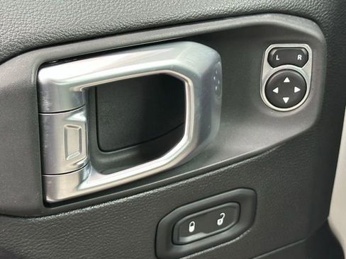 Used 2020 Jeep Wrangler Unlimited Sahara image 21