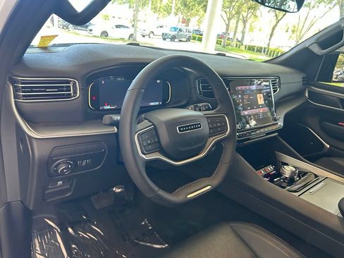 Used 2025 Jeep Wagoneer Series II AWD/4WD image 7