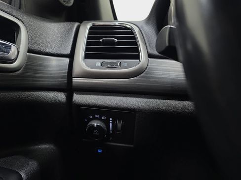 Used 2019 Jeep Grand Cherokee Altitude AWD/4WD image 29