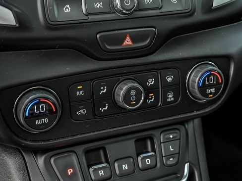 Used 2021 GMC Terrain SLE w/ Driver Convenience Package FWD image 25