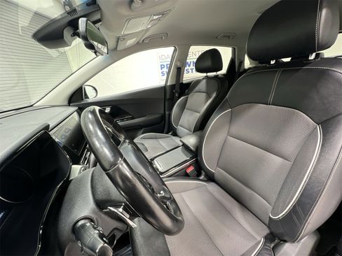 Used 2022 Kia Niro EX image 11