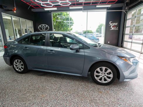 Used 2025 Toyota Corolla LE FWD image 5