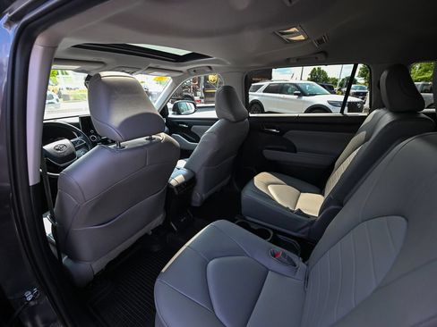 Used 2024 Toyota Highlander XLE AWD/4WD image 19