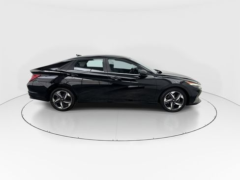 Used 2022 Hyundai Elantra Limited w/ Preferred Accessory Package image 9