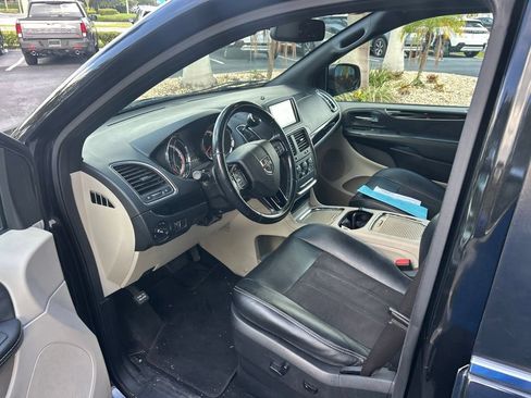 Used 2020 Dodge Grand Caravan SXT FWD image 10