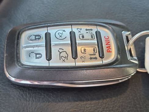 Certified 2022 Chrysler Pacifica Touring-L FWD image 35