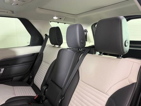 New 2025 Land Rover Discovery Metropolitan Edition image 24