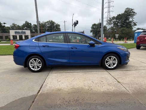 Used 2019 Chevrolet Cruze LT FWD image 4