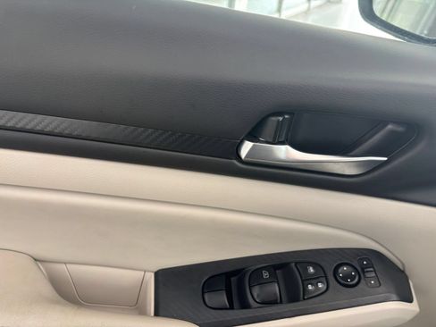 Used 2025 Nissan Altima 2.5 SV FWD image 18