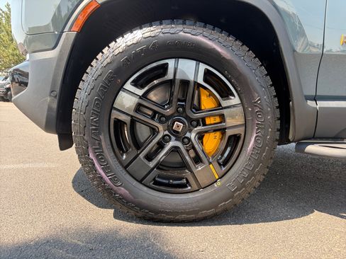 Used 2025 Rivian R1S Premium AWD/4WD image 11