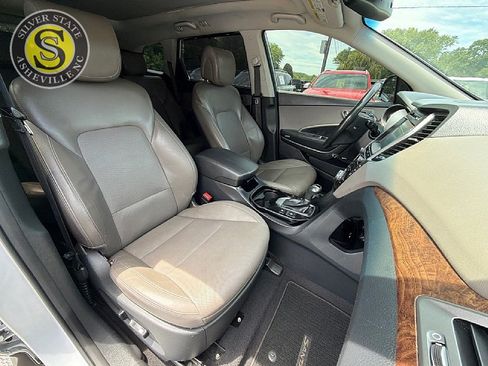 Used 2017 Hyundai Santa Fe FWD image 17