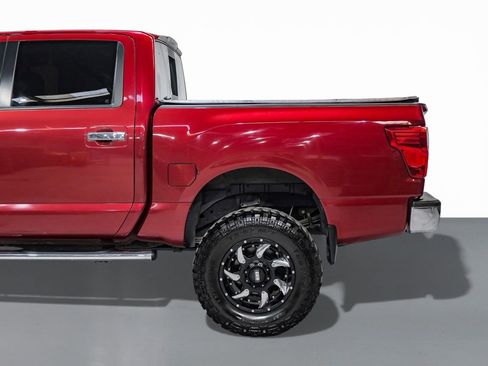 Used 2017 Nissan Titan SV image 11