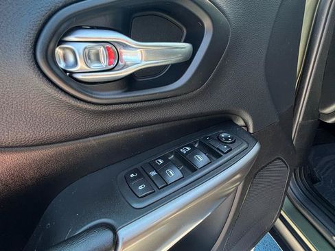 Used 2019 Jeep Cherokee Latitude w/ Popular Appearance Group AWD/4WD image 10