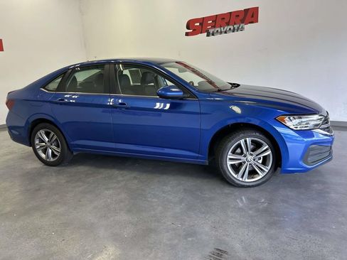 Used 2024 Volkswagen Jetta SE FWD image 2