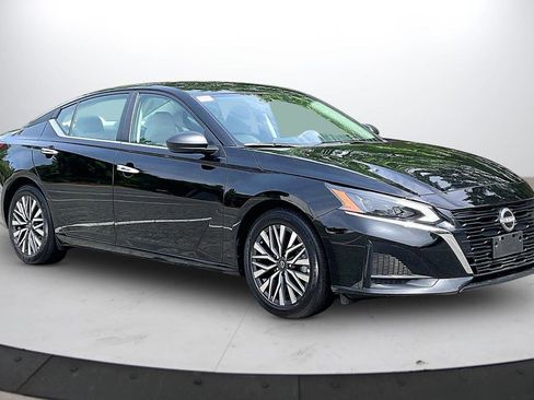 Used 2025 Nissan Altima 2.5 SV FWD image 2