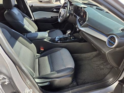 Used 2025 Chevrolet Trax LT w/ LT Convenience Package FWD image 15