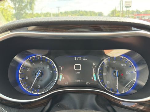Used 2023 Chrysler Pacifica Limited FWD image 10