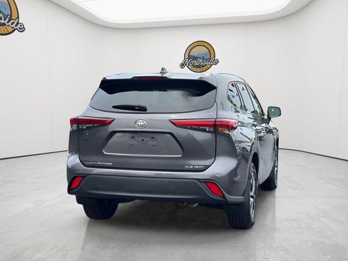 Used 2021 Toyota Highlander XLE AWD/4WD image 3