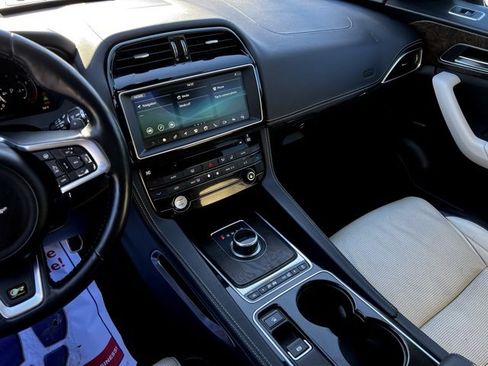 Used 2017 Jaguar F-PACE R-Sport image 37