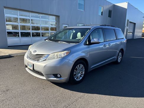 Used 2013 Toyota Sienna XLE image 1
