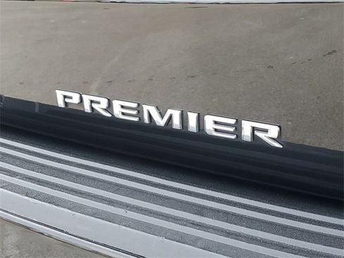 Used 2024 Chevrolet Suburban Premier image 8
