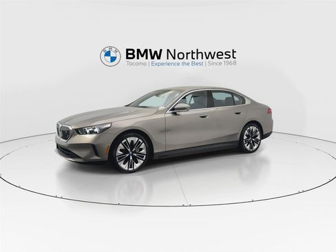Used 2024 BMW i5 eDrive40i w/ Premium Package image 9