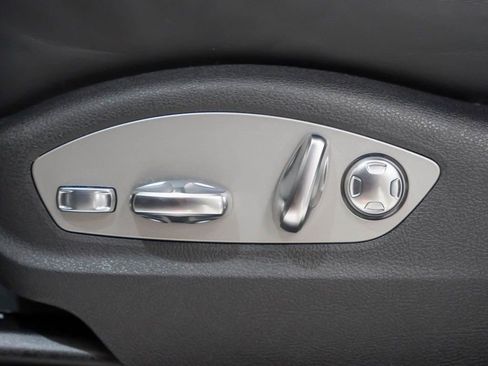 Certified 2025 Porsche Macan AWD/4WD image 24