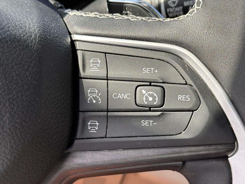 Used 2023 Jeep Grand Cherokee L Limited AWD/4WD image 21