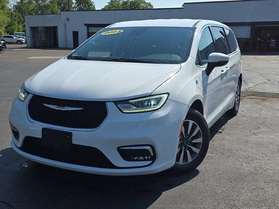 Used 2023 Chrysler Pacifica Touring-L