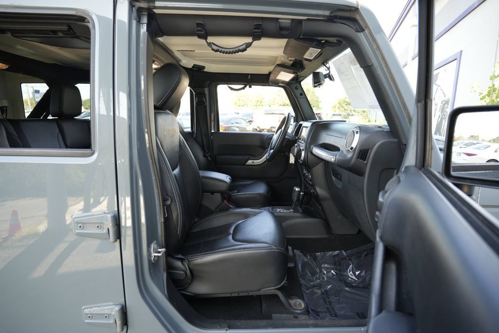 Used 2015 Jeep Wrangler Unlimited Sahara w/ Connectivity Group AWD/4WD image 31