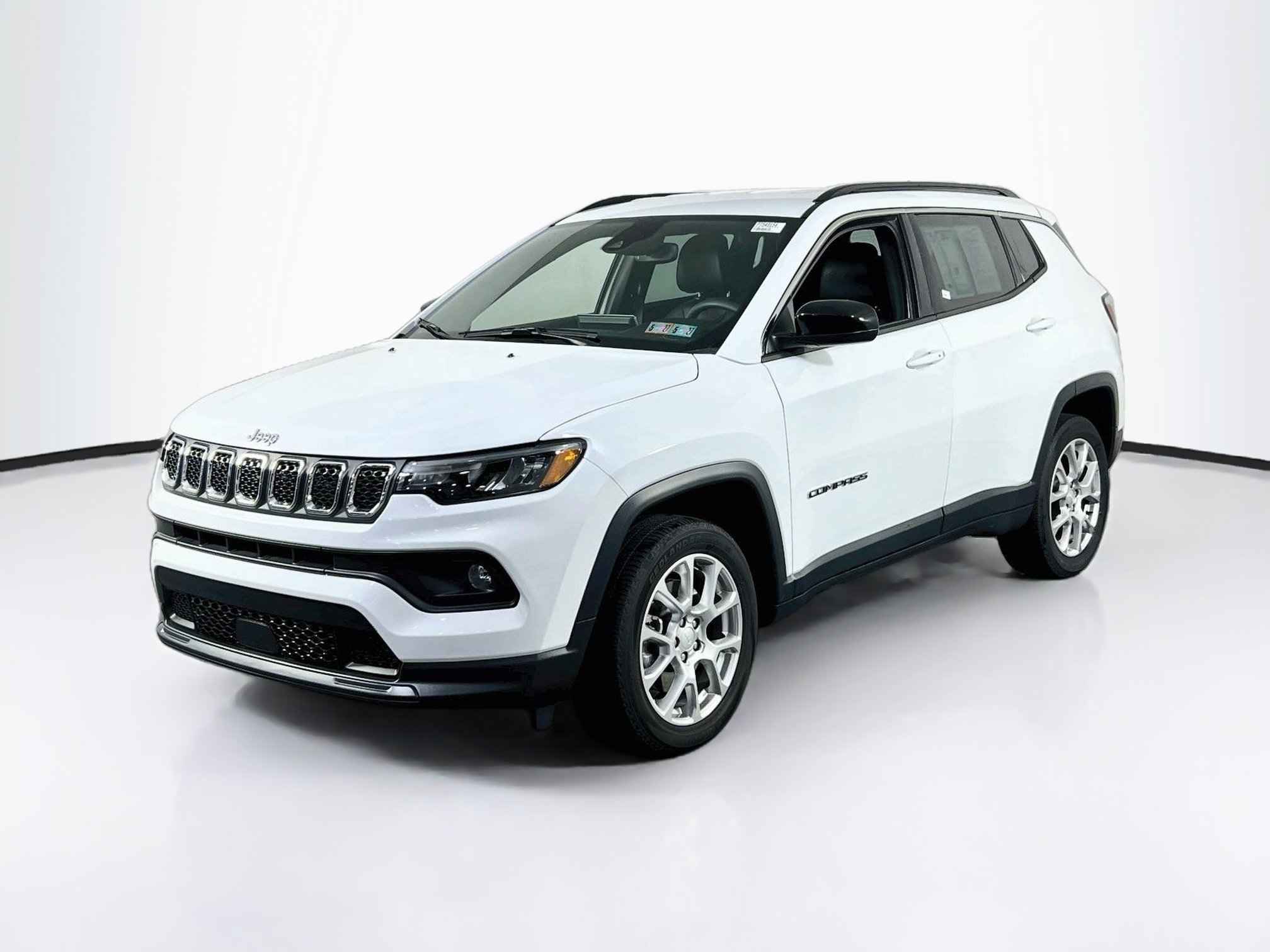 Used 2023 Jeep Compass Latitude AWD/4WD image 1
