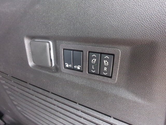 Used 2024 GMC Yukon Denali AWD/4WD image 35