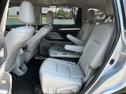 Used 2015 Toyota Highlander XLE FWD image 23