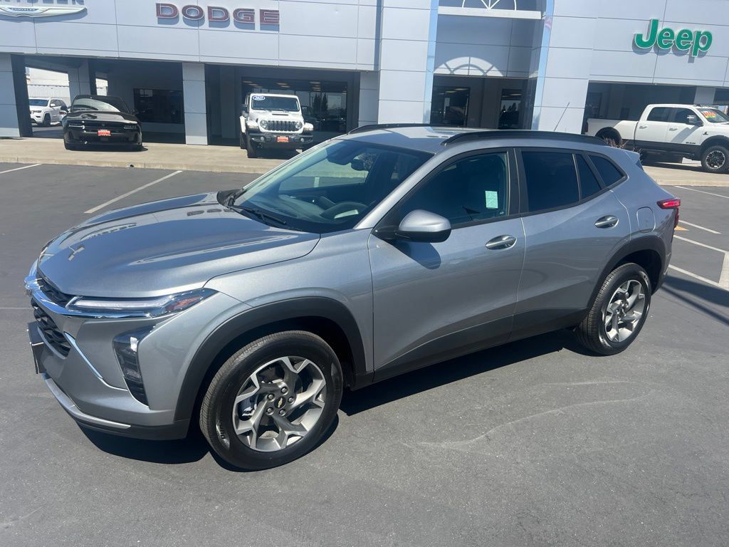 Used 2025 Chevrolet Trax LT w/ LT Convenience Package FWD image 2