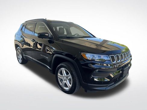 Used 2023 Jeep Compass Latitude w/ Convenience Group AWD/4WD image 3