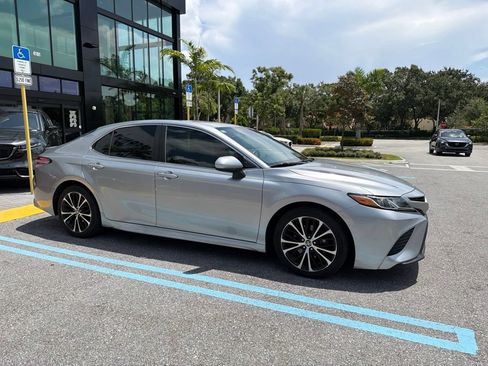 Used 2020 Toyota Camry SE FWD image 4