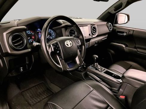 Used 2017 Toyota Tacoma TRD Sport AWD/4WD image 12