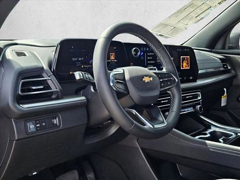 New 2026 Chevrolet Traverse LT w/ Sun and Wheel Package FWD image 3