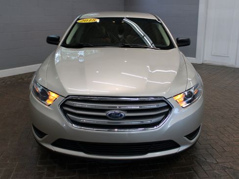 Used 2018 Ford Taurus SE image 2