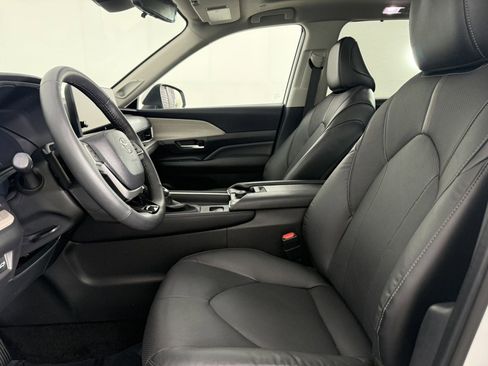 Used 2024 Toyota Grand Highlander AWD image 18