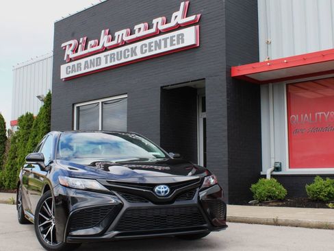 Used 2024 Toyota Camry SE FWD image 1
