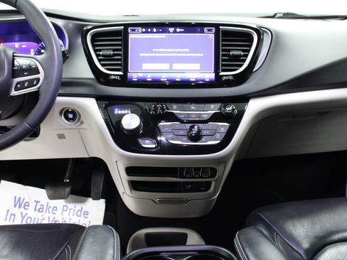 Used 2022 Chrysler Pacifica Touring-L FWD image 19
