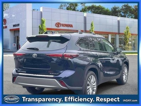 Used 2024 Toyota Highlander Platinum FWD image 6
